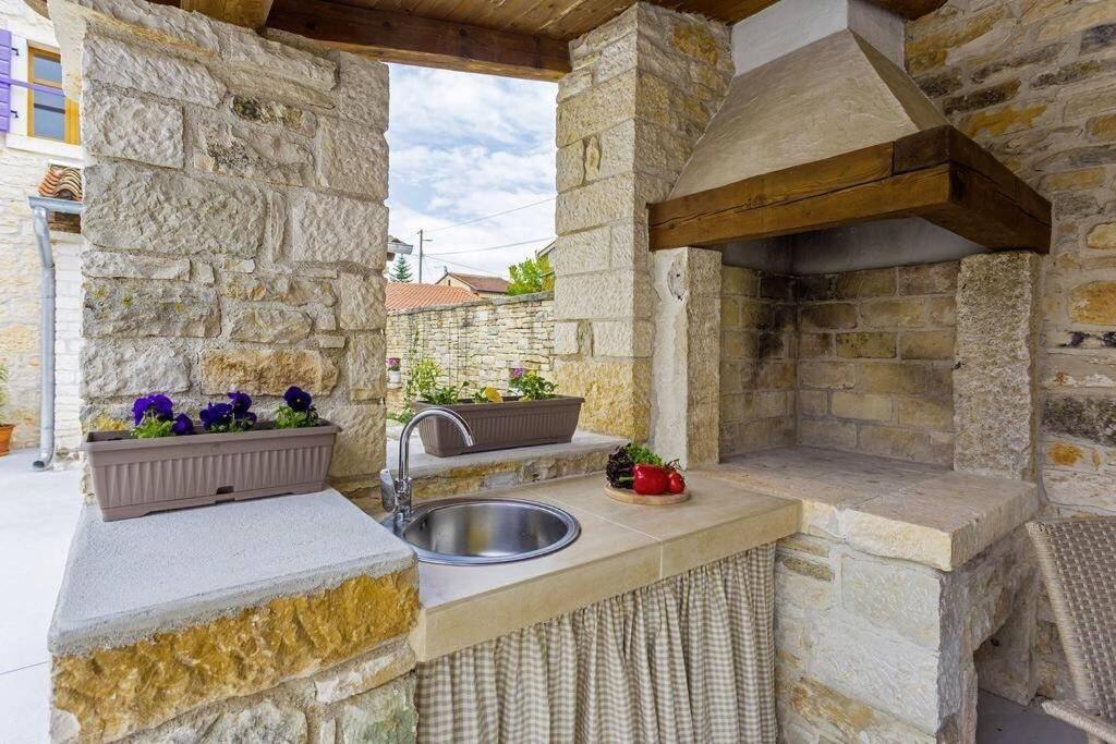 House Kristina **** Villa Burići Dış mekan fotoğraf